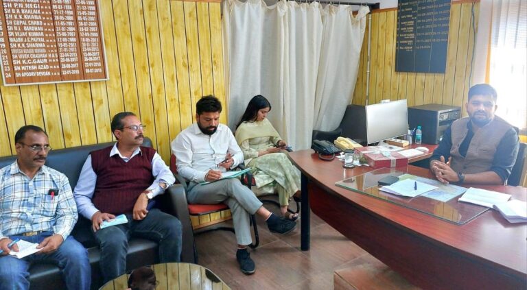 Mandi: अपना विद्यालय कार्यक्रम के तहत अधिकारी गोद लेंगे सरकारी स्कूल, शिक्षा स्तर में सुधार और पंजीकरण बढ़ाने का उद्देश्य, पढ़ें पूरी खबर!