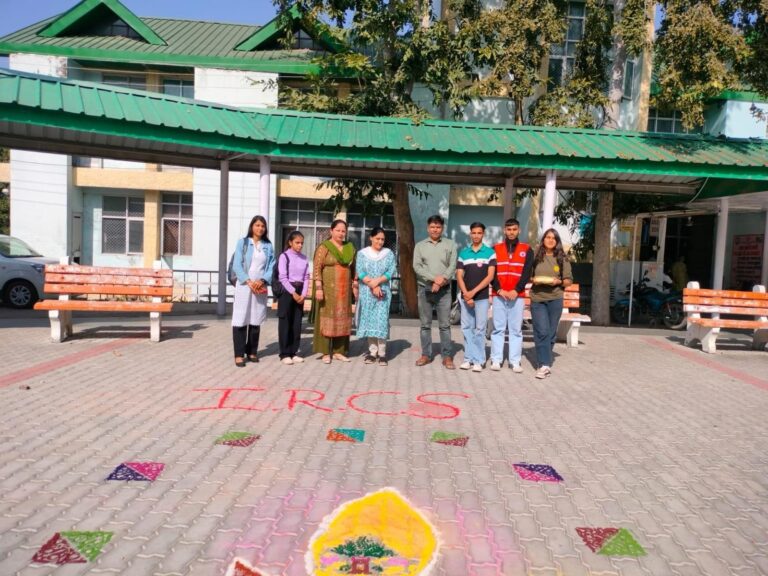 Bilaspur: क्षेत्रीय अस्पताल बिलासपुर में रेडक्रॉस सोसाइटी ने किया रंगोली चित्रण और मनाई दीवाली