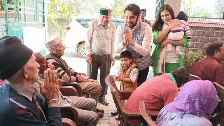 Mandi: उपायुक्त ने वृद्धाश्रम और अनाथालय में मनाई दिवाली, आवासियों को दिए उपहार