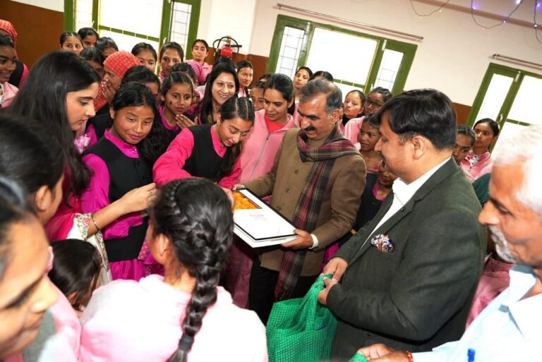 Shimla: हिमाचल के मुख्यमंत्री सुक्खू ने शिमला के टूटीकंडी और मशोबरा आश्रम में बच्चों के साथ मनाई दिवाली
