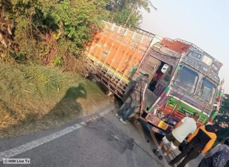 दुखद दुर्घटना: ट्रक-बाइक टकराव में दो लोगों की जान गई