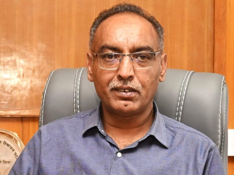 Hamirpur: युवाओं की मतदान सूची में भागीदारी सुनिश्चित करने के लिए: शिक्षा संस्थानों में बीएलओ हेल्प डेस्क लगाए जाएंगे