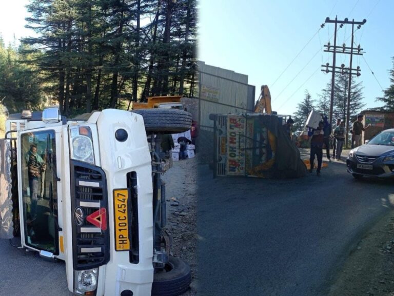 सेब से भरा ट्रक ठियोग के भेखलटी के पास पलटा, कोई जनहानि नहीं