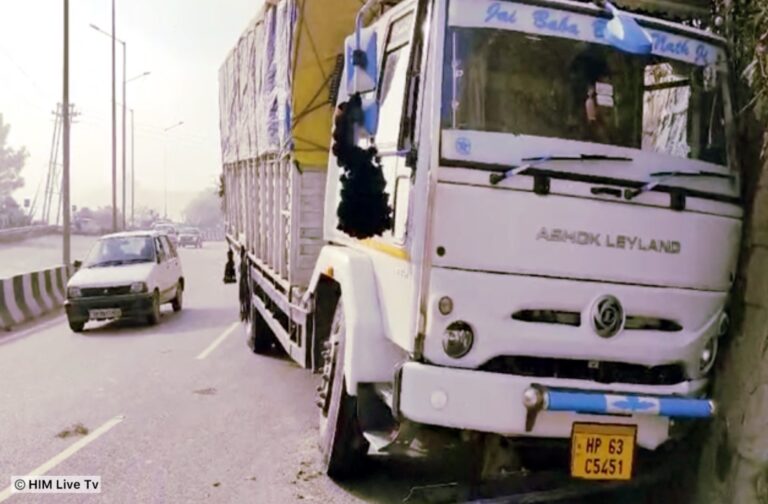सोलन बाईपास पर ट्रक अनियंत्रित होकर पहाड़ी से टकराया, बड़ा हादसा टला सोलन बाईपास पर ट्रक अनियंत्रित होकर पहाड़ी से टकराया, बड़ा हादसा टला