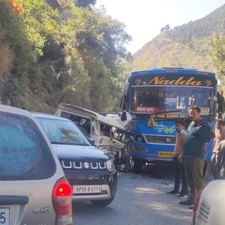 Rampur: मेहता क्रेशर के पास बड़ा टकराव: निजी बस और बोलेरो की टक्कर; 3 की हालत नाजुक