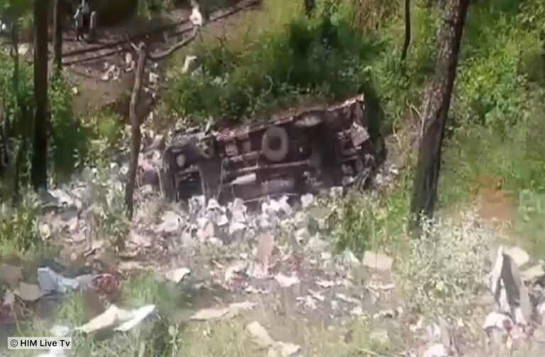 सोलन: सेब से भरे दो ट्रक गहरी खाई में गिरे, चार लोग घायल