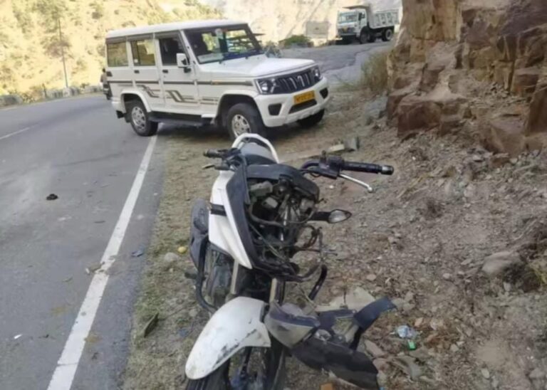 Chamba: चंबा में बाइक और बोलेरो की टक्कर, दो लोग घायल