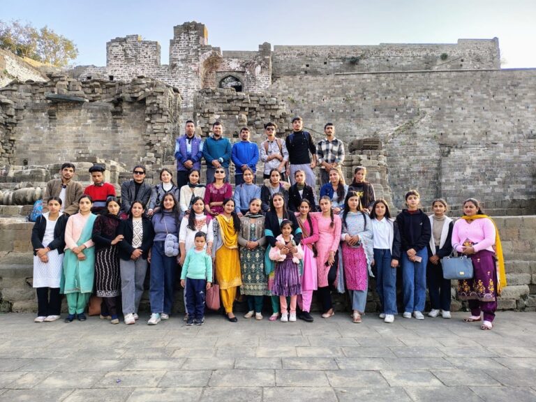 Kangra: राजकीय महाविद्यालय रिड़कमार के विद्यार्थियों ने किया मसरूर मंदिर और कांगड़ा किले का शैक्षणिक भ्रमण