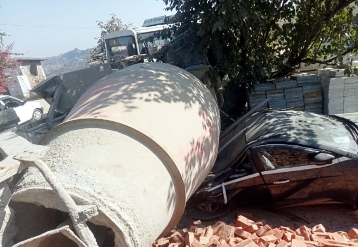 Hamirpur: ट्राले से गिरी ट्रांजिट मिक्सचर ने खड़ी कार को किया क्षतिग्रस्त, लाखों का नुकसान