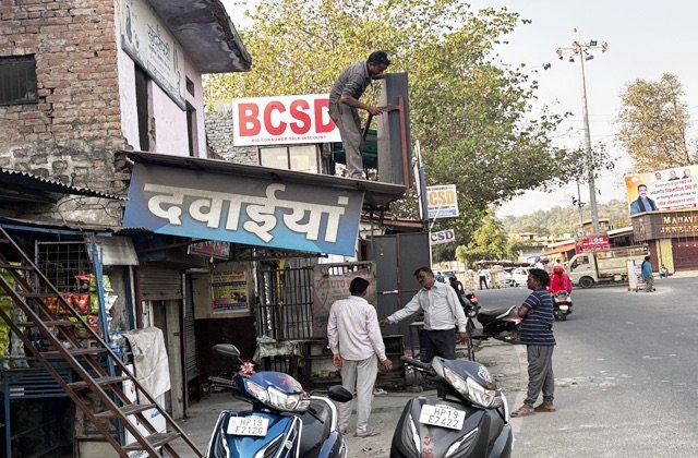 Amb: अम्ब में दुकानदारों ने हटाए अस्थायी छज्जे, एनएसी की कार्रवाई के बाद बाजार में साफ-सफाई और यातायात का सुधार