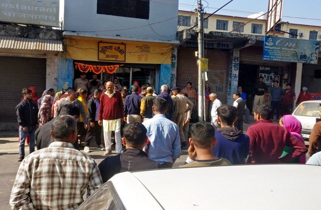 Kangra: जगरूपनगर में विवाहिता की संदिग्ध मौत: मायके वालों का प्रदर्शन, सास-ससुर और पति गिरफ्तार