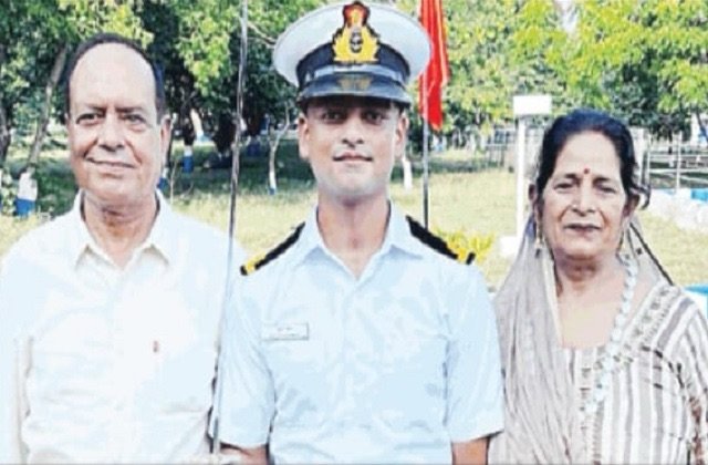 Kangra: अर्श शर्मा बने भारतीय नौसेना में सब लेफ्टिनेंट, गांव में खुशी की लहर