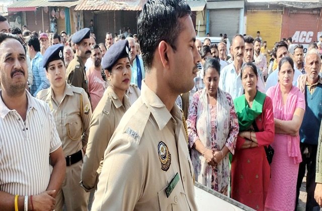 Kangra: नगरोटा सूरियां में विस्थापित दुकानदारों की दुकानें सील, प्रशासन की कार्रवाई पर भारी विरोध