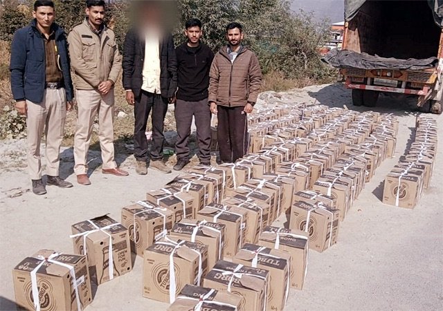 Kullu: कुल्लू में पुलिस और आबकारी विभाग की बड़ी कार्रवाई: वाहन से बीयर की 152 पेटियां बरामद