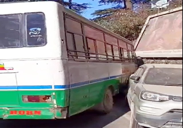 Shimla: बस चालक की सूझबूझ से बड़ा हादसा टला, तीन गाड़ियों से हुई टक्कर में सभी सुरक्षित