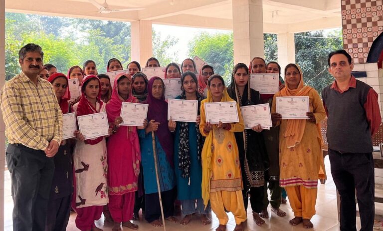 Hamirpur: सठवीं की महिलाओं ने सीखा मशरूम उत्पादन, आत्मनिर्भर बनने की ओर बढ़ाया कदम