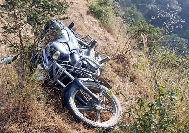 Kangra: ज्वालामुखी में बाइक खाई में गिरने से डाकिए की दर्दनाक मौत