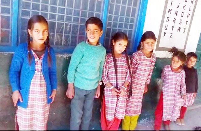 Chamba: स्कूल पहुंचने से पहले शिक्षक शराब के नशे में, बच्चों को करना पड़ा इंतजार – वीडियो वायरल