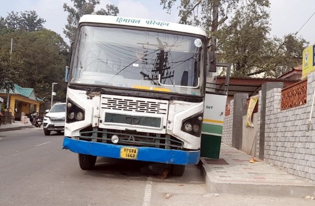 Dharamshala: धर्मशाला के मुख्य डाकघर के पास HRTC बस हुई खराब, सवारियां परेशान