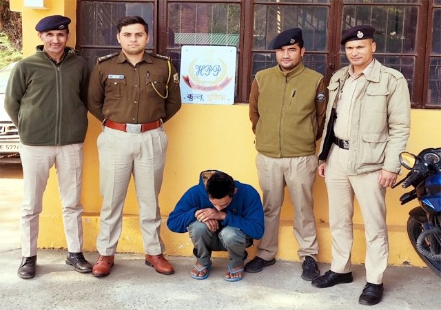 Kullu: कुल्लू पुलिस ने 15 मील पुल के पास मंडी के युवक को 8 ग्राम चिट्टे के साथ पकड़ा