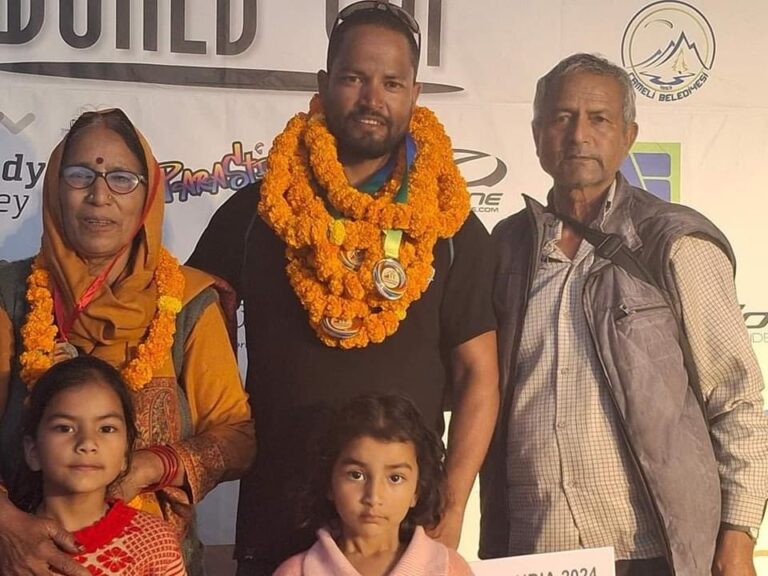 Kangra: बीड़ के रंजीत ठाकुर ने पैराग्लाइडिंग वर्ल्ड कप में दूसरा स्थान हासिल किया, माता-पिता की आंखों में खुशी के आंसू Kangra: बीड़ के रंजीत ठाकुर ने पैराग्लाइडिंग वर्ल्ड कप में दूसरा स्थान हासिल किया, माता-पिता की आंखों में खुशी के आंसू