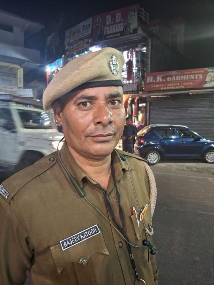 Kangra: इंसानियत की मिसाल: बैजनाथ के ट्रैफिक पुलिसकर्मी ने त्वरित कार्रवाई से मरीज की जान बचाई