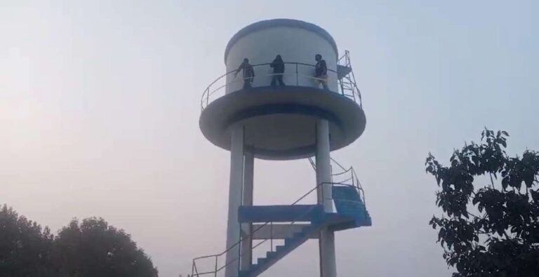 Kangra: भद्रेर, नगरोटा बगवां में जल टंकी बन गई सेल्फी पॉइंट Kangra: भद्रेर, नगरोटा बगवां में जल टंकी बन गई सेल्फी पॉइंट