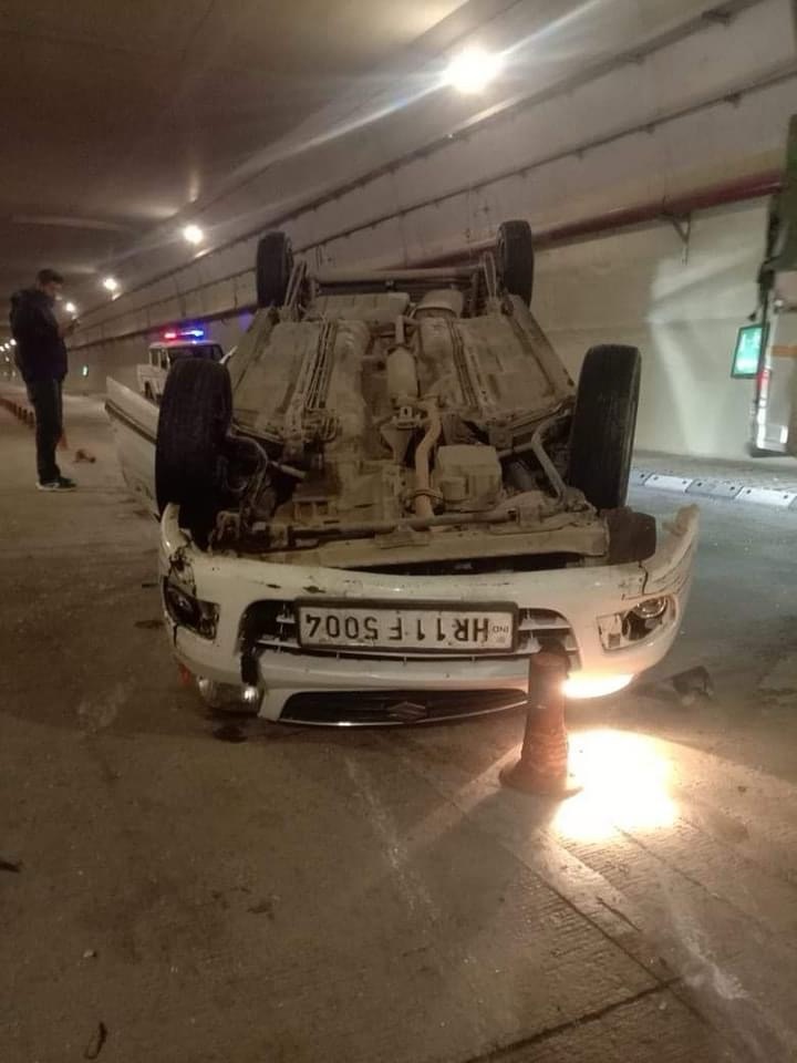 Himachal: अटल सुरंग में तेज रफ्तार के कारण पलटी पर्यटक कार; घायलों को अस्पताल पहुंचाया गया Himachal: अटल सुरंग में तेज रफ्तार के कारण पलटी पर्यटक कार; घायलों को अस्पताल पहुंचाया गया