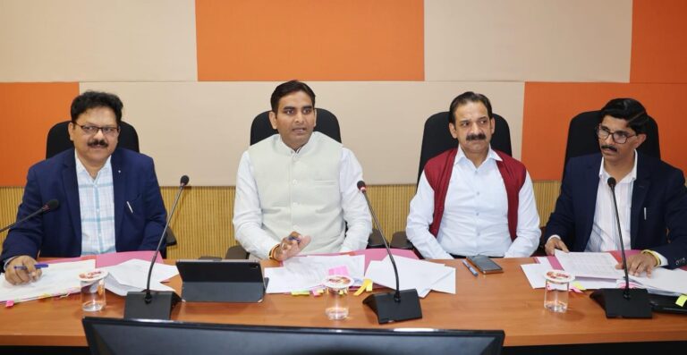 Kangra: लंबित राजस्व मामलों का शीघ्र निपटारा सुनिश्चित करें: डीसी हेमराज बैरवा