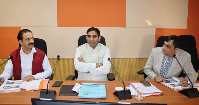 डीसी ने की विकास कार्यों की समीक्षा, ग्रामीण स्तर पर प्लास्टिक वेस्ट प्रबंधन यूनिट और लाइब्रेरी निर्माण पर दिया जोर