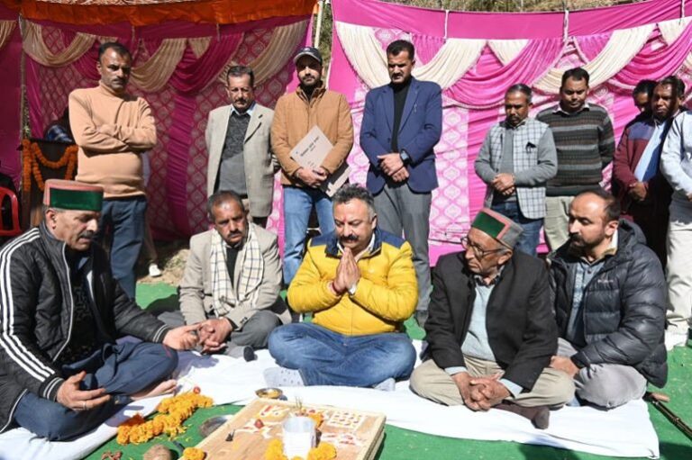 शिक्षा मंत्री रोहित ठाकुर ने कीथ गांव में सड़कों का भूमि पूजन, क्षेत्रीय विकास को नई दिशा