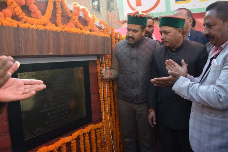 विक्रमादित्य सिंह ने रोहड़ू बाजार में नव निर्मित बहु-मंजिला पार्किंग का उद्घाटन किया, आधुनिक सिनेमा हॉल, रेस्तरां जैसी सुविधाओं के साथ