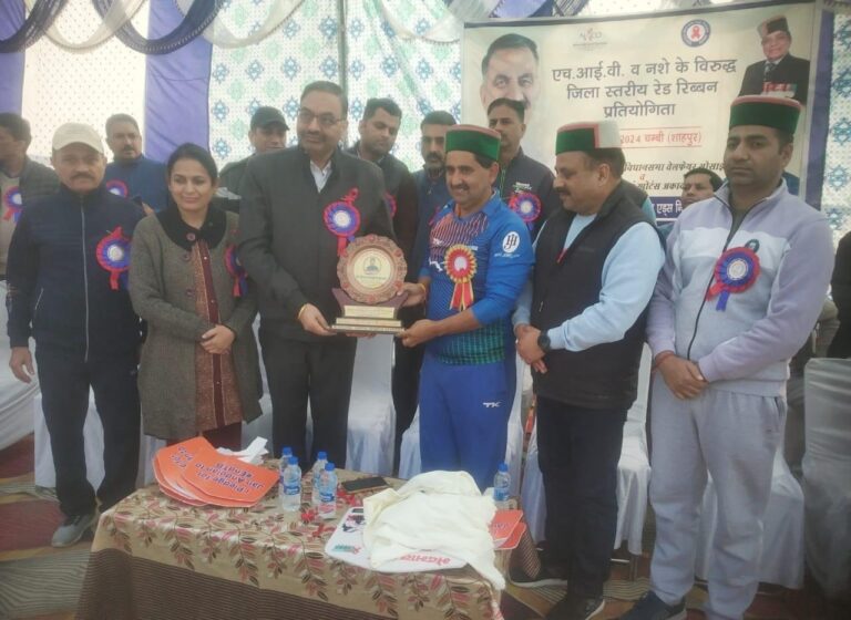 रेड रिब्बन प्रतियोगिता में उपमुख्य सचेतक केवल पठानिया, एसडीएम करतार चन्द और सीएमओ डॉ. राजेश गुलेरी की उपस्थिति, युवा रचनात्मकता को नशे से बचाने का सार्थक प्रयास