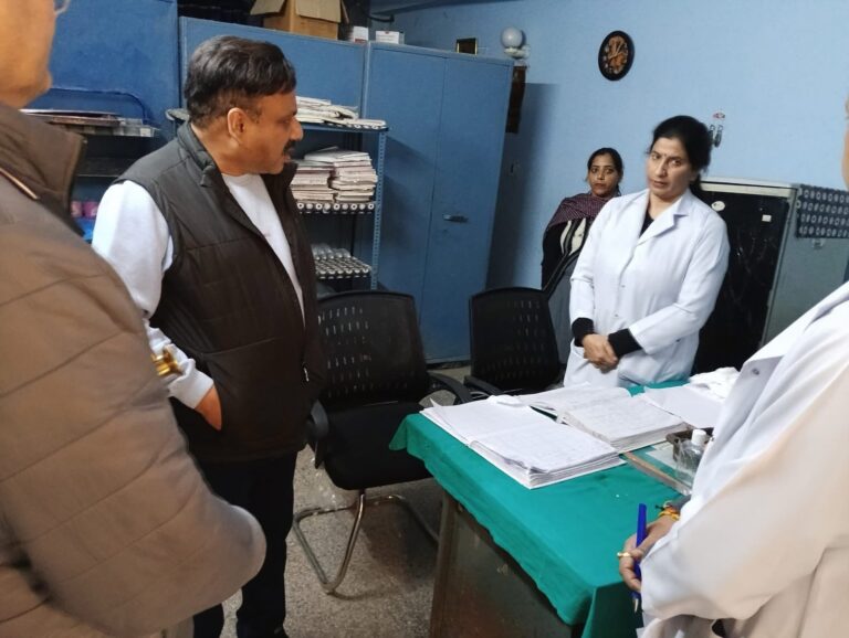 डॉ. राजेश गुलेरी का काँगड़ा स्वास्थ्य केंद्रों का औचक निरीक्षण: स्वच्छता और जनकल्याणकारी योजनाओं पर जोर