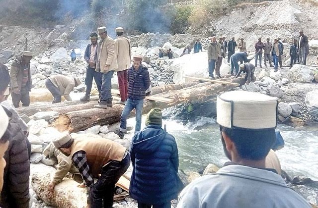 मलाणा गांव ने दिखाई अद्भुत एकजुटता, बाढ़ से उबरते हुए खुद बनाया पुल