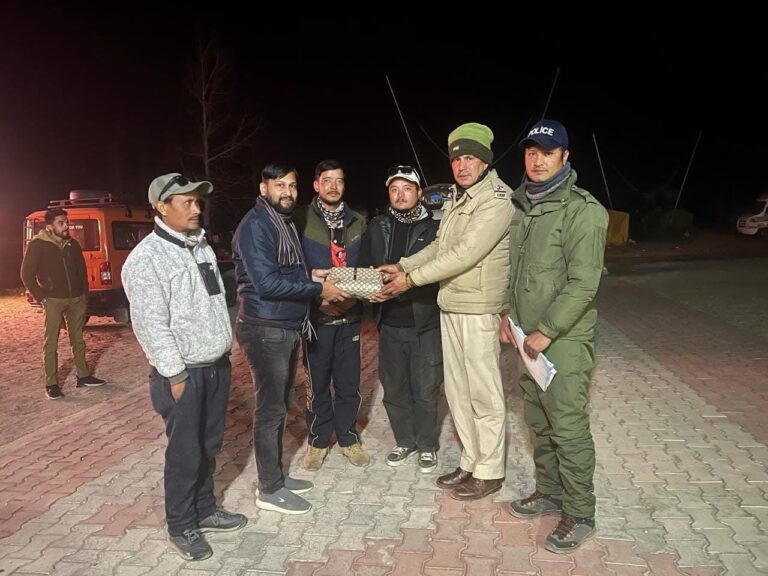 पुलिस की तत्परता से लाहौल स्पीति में खोया हुआ पर्स बरामद, 60,000 रुपये लौटाए गए