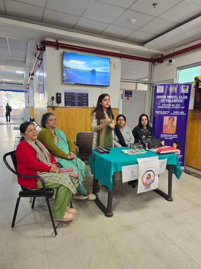 इनर व्हील क्लब पालमपुर ने लगाया सर्वाइकल कैंसर जागरूकता सत्र ठाकुरद्वारा में