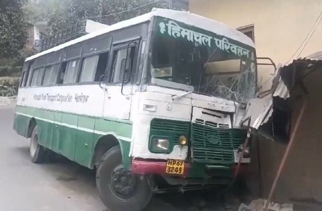 Hamirpur: बड़ा हादसा टला, सुजानपुर-टीहरा सड़क पर ब्रेक फेल होने के बाद मकान से टकराई HRTC बस