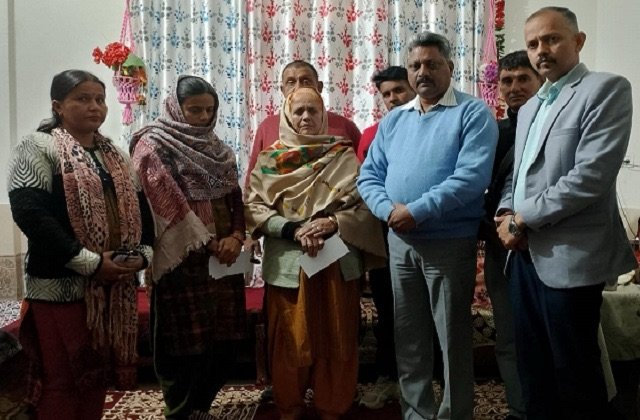 Hamirpur: ग्राम पंचायत महल के दिवंगत हवलदार दिनेश कुमार शर्मा के परिवार को 7.5 लाख रुपये की सहायता