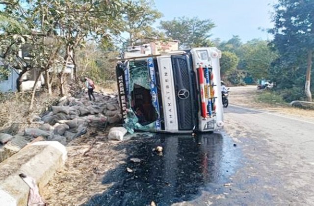 Kangra जसवां प्रागपुर: नक्की खड्ड पुल के पास ट्रक पलटा, राहगीर गम्भीर रूप से घायल