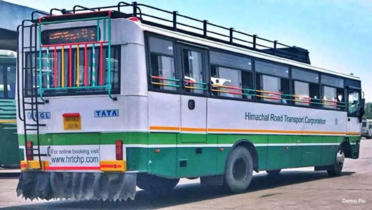 Hamirpur: भैयादूज पर HRTC की फ्री सेवा ने खोली व्यवस्था की पोल, बहनों को करना पड़ा इंतजार, चालक दौड़ा ले गए बसें