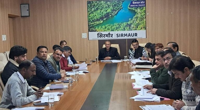 Sirmaur: राजस्व मामलों का शीघ्र निपटारा सुनिश्चित करें: सुमित खिमटा