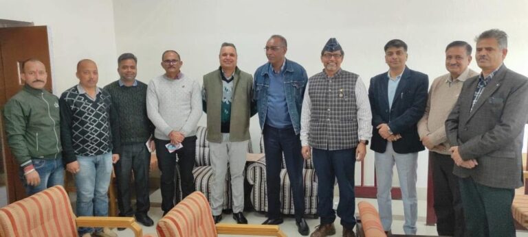 Hamirpur: हमीरपुर में अधिकारियों ने सशस्त्र सेना झंडा दिवस पर किया अंशदान, वीर सैनिकों को किया नमन