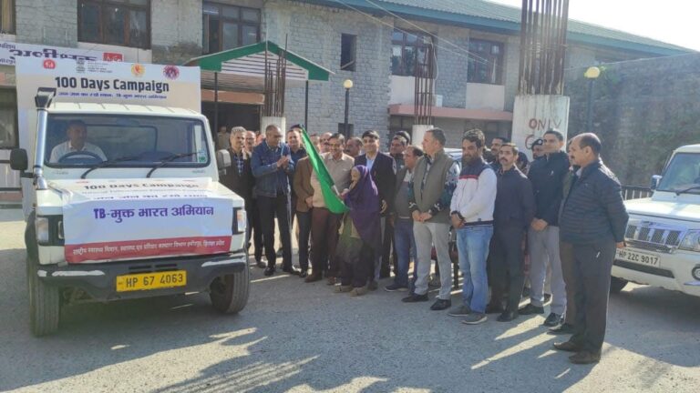 Hamirpur: टीबी मुक्त हमीरपुर: बुजुर्ग महिला कमला देवी ने 100 दिवसीय अभियान की शुरुआत की
