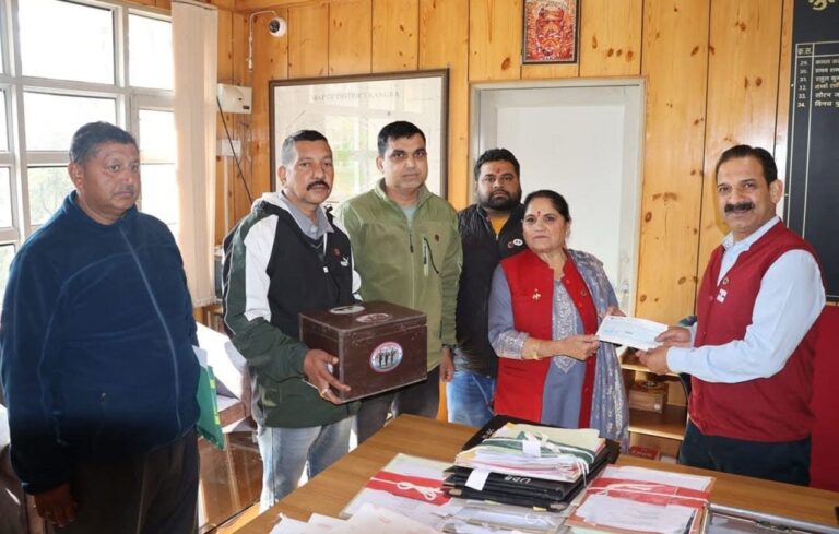 Kangra: सशस्त्र सेना झंडा दिवस पर सशस्त्र कल्याण कोष में उदारतापूर्वक योगदान