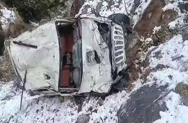 Himachal: हिमाचल में बर्फबारी बनी जानलेवा, सिरमौर और लाहौल में दो सड़क हादसे, दो की मौत