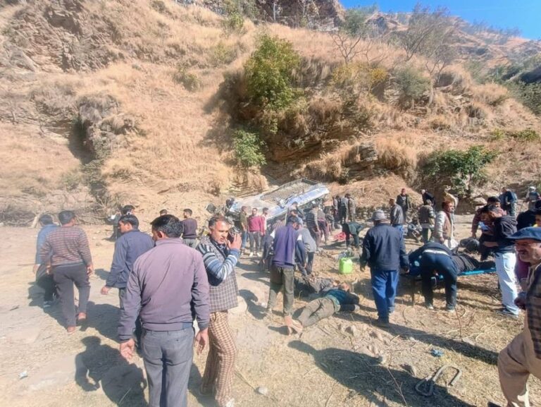 Kullu: आनी में बस दुर्घटना: 25-30 सवारियों से भरी बस खाई में गिरी, राहत कार्य जारी