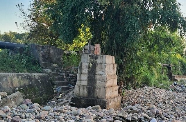Mandi: बरसात में जान जोखिम में डालने को मजबूर ग्रामीण, पुल निर्माण न होने पर प्रदर्शन की चेतावनी