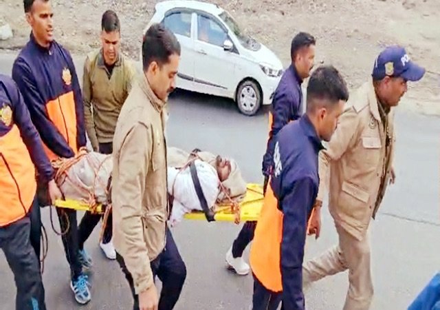 Himachal: चंडीगढ़-मनाली हाईवे पर हादसा: पर्यटक का पैर फिसला, 400 मीटर नीचे ब्यास किनारे गिरा