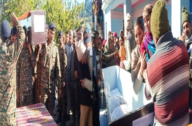 Mandi: शहीद इंदेश शर्मा का सैन्य सम्मान के साथ अंतिम संस्कार, गांव में गूंजे भारत माता के जयकारे